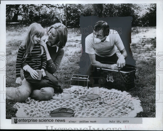 1973 Press Photo Family Picnic - nef47543