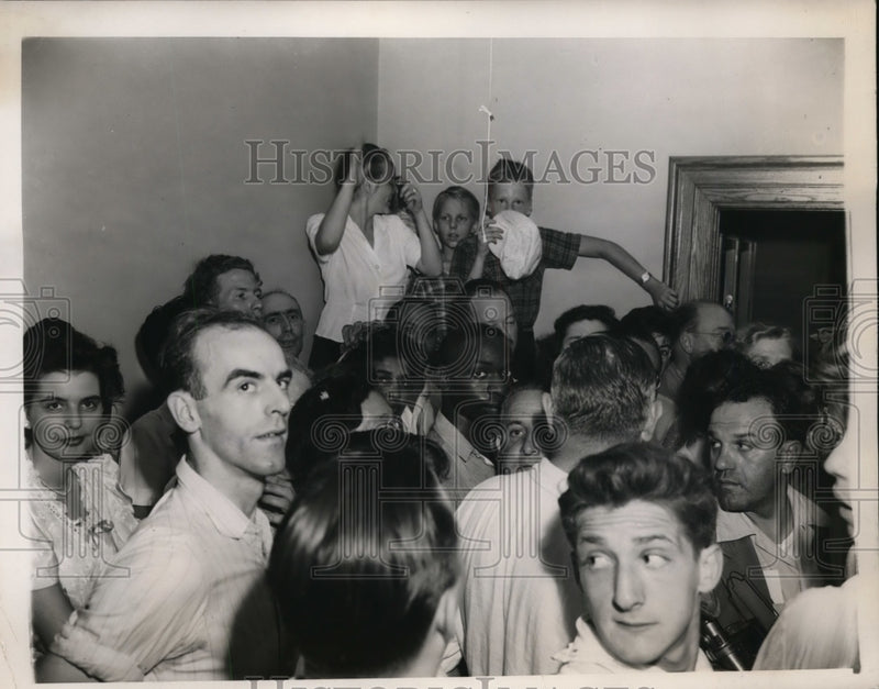 Load image into Gallery viewer, 1945 Press Photo Imogene Stevens Pleads Not Guilty to Manslaughter Charge
