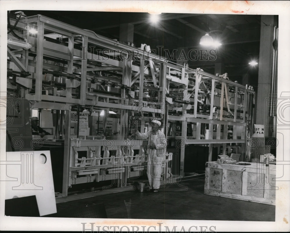1953 Press Photo Vohylite Corp for Auto Chrome Painting - nef47619