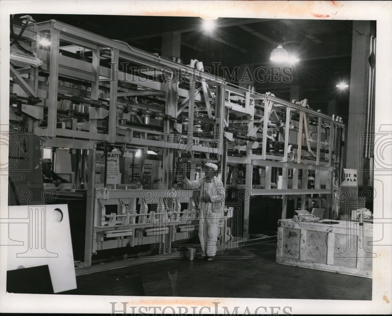 Load image into Gallery viewer, 1953 Press Photo Vohylite Corp for Auto Chrome Painting - nef47619
