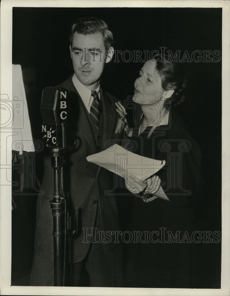 Load image into Gallery viewer, 1936 Press Photo Unidentified Male and Female on NBC Radio - nef47779
