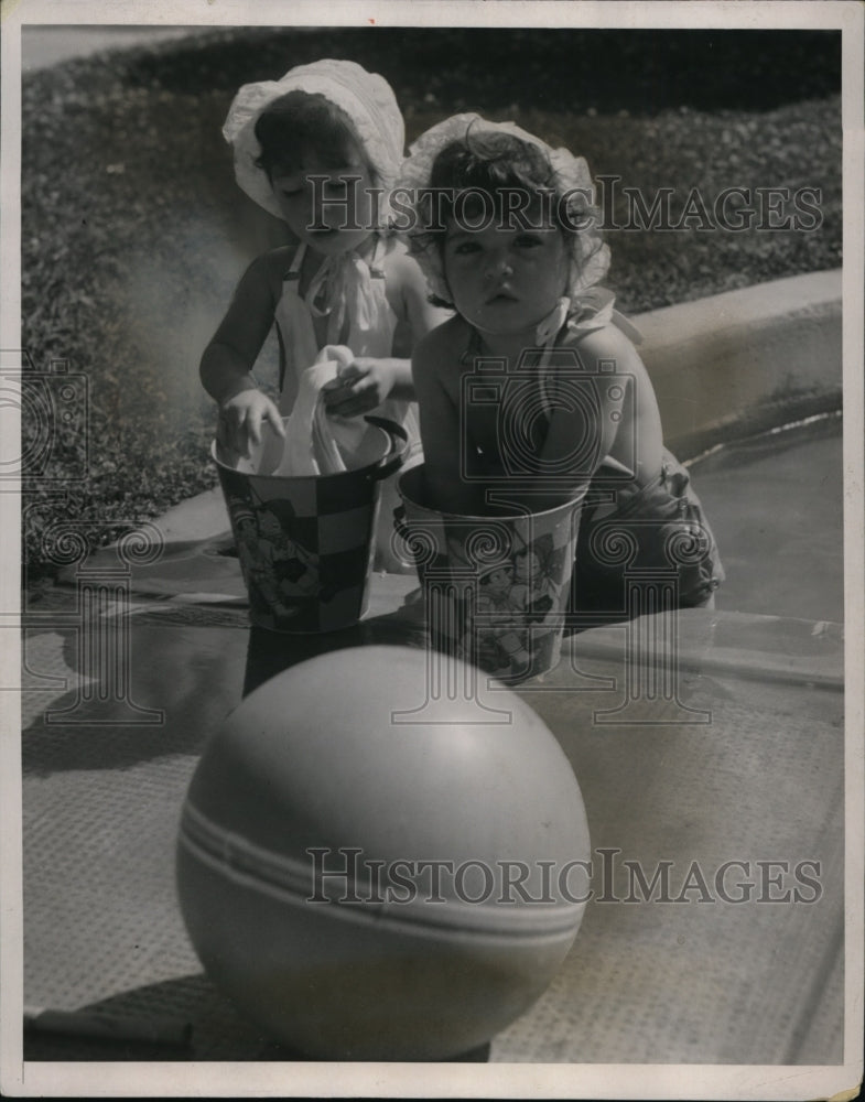 1936 Press Photo Children Playing at Pool - nef47809