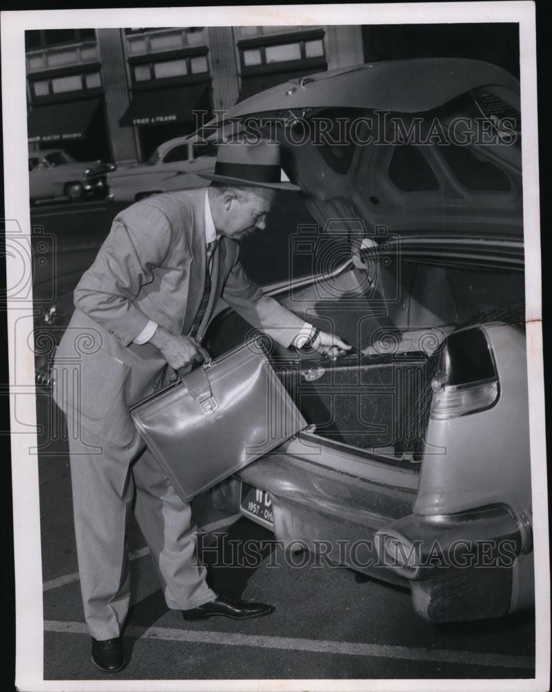 Load image into Gallery viewer, 1957 Press Photo Bill Deddens Loading Car Trunk - nef47814

