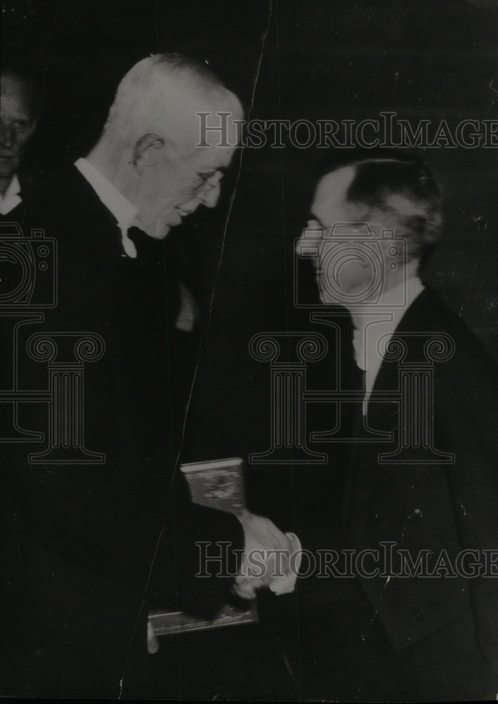 Load image into Gallery viewer, 1937 Press Photo Dr C.J. Davisson Receives Nobel Prize From King Gustave
