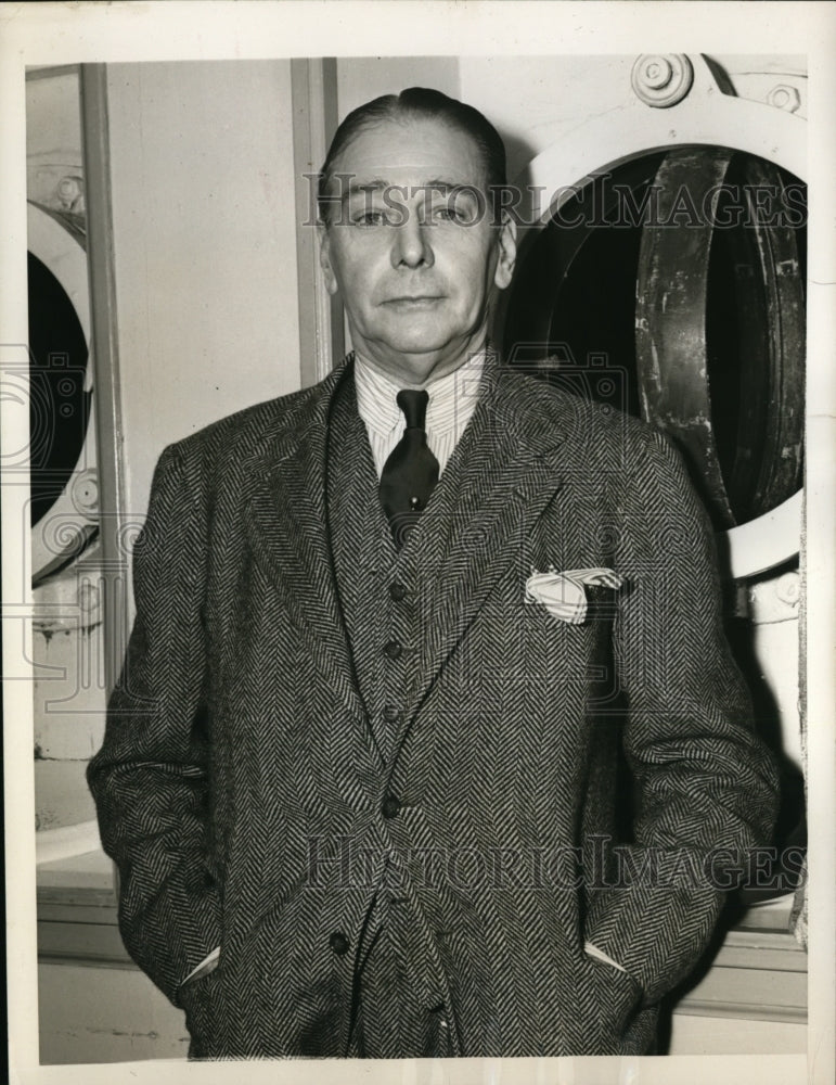 Load image into Gallery viewer, 1946 Press Photo William Howard Hoeffer Arriving in New York on Ile de France
