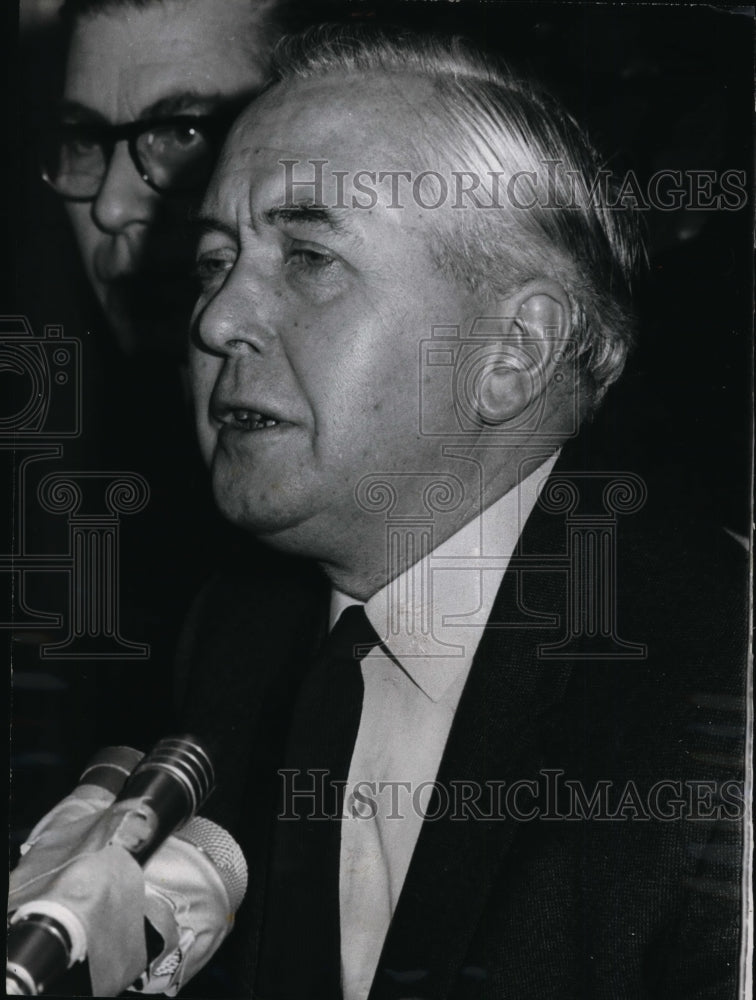 1935 Press Photo Harold Wilson Holds Press Conference After Arrival in New York