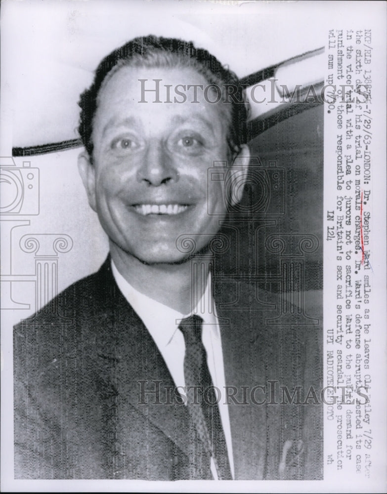 Load image into Gallery viewer, 1963 Press Photo Dr. Stephen Ward Leaving Old Bailey Court, London - nef47876
