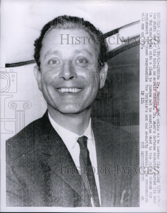 1963 Press Photo Dr. Stephen Ward Leaving Old Bailey Court, London - nef47876