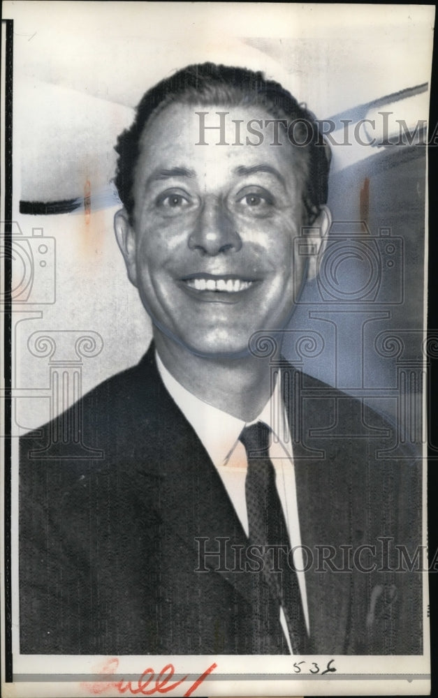 Load image into Gallery viewer, 1963 Press Photo Dr. Stephen Ward Leaving Old Bailey Court, London - nef47878
