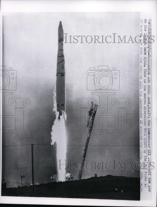 1961 Press Photo Discoverer XXI Launch at Vandenberg Air Force Base, California