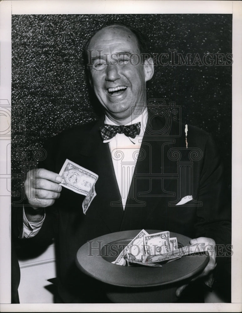 1956 Press Photo Adlai Stevenson Holding Hatful of Money in Washington, D.C.