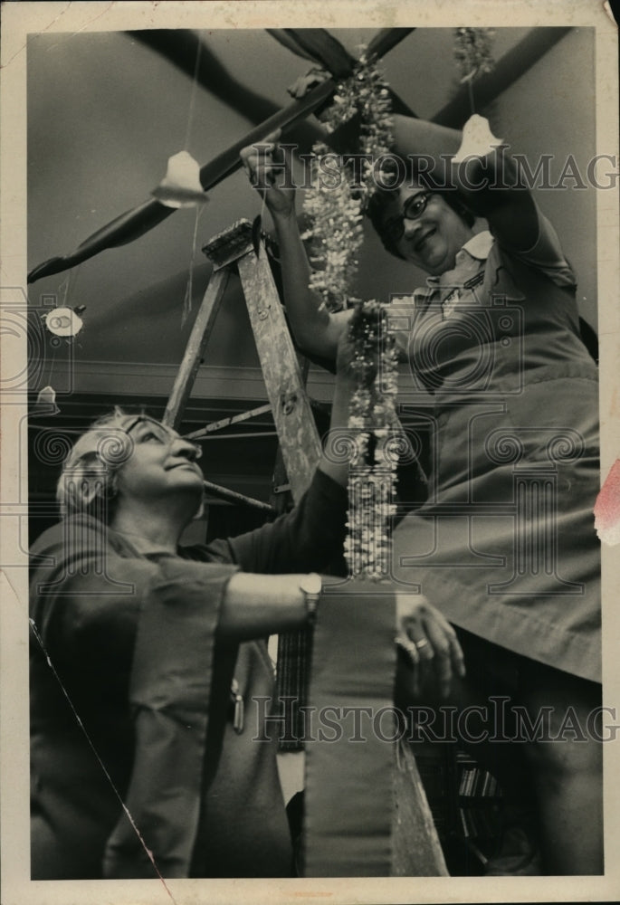 Press Photo Luther Women's Birthday Party Decorators - nef47918