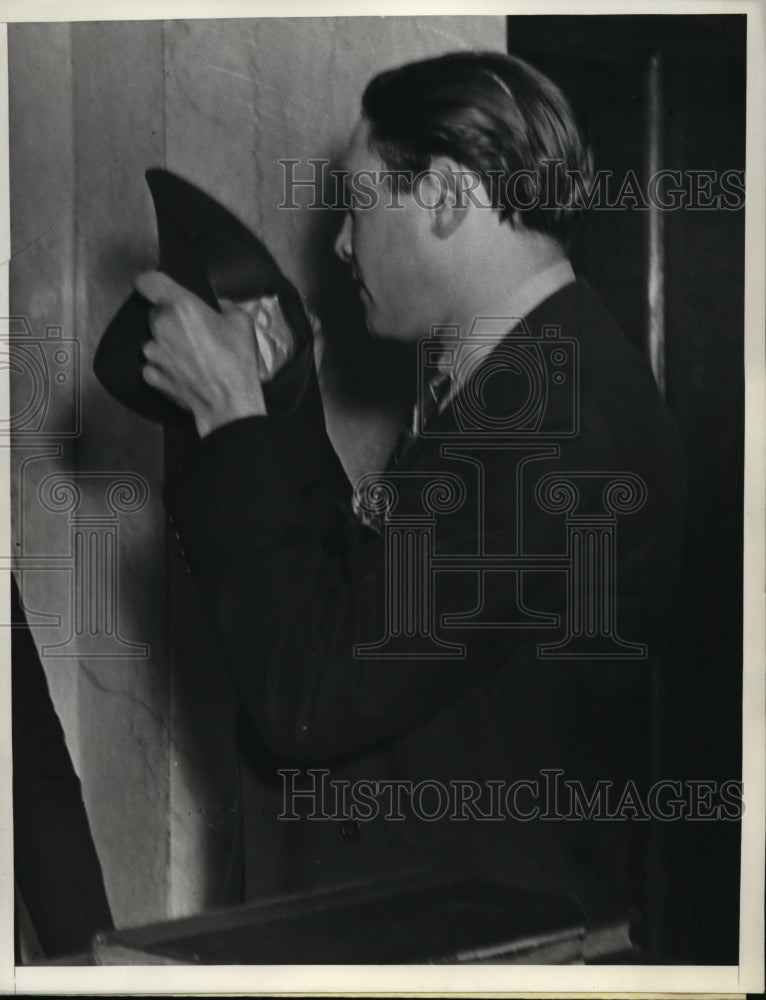 Load image into Gallery viewer, 1938 Press Photo Oscar Tuller After His Arrest, Los Angeles - nef47948
