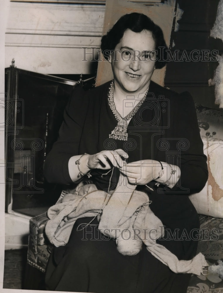 Load image into Gallery viewer, 1940 Press Photo Mrs. Robert A. Taft Knitting During Press Conference
