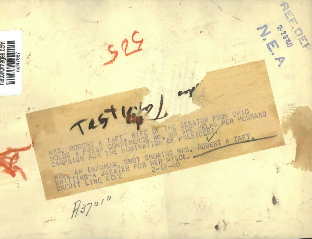 1940 Press Photo Mrs. Robert A. Taft Knitting During Press Conference