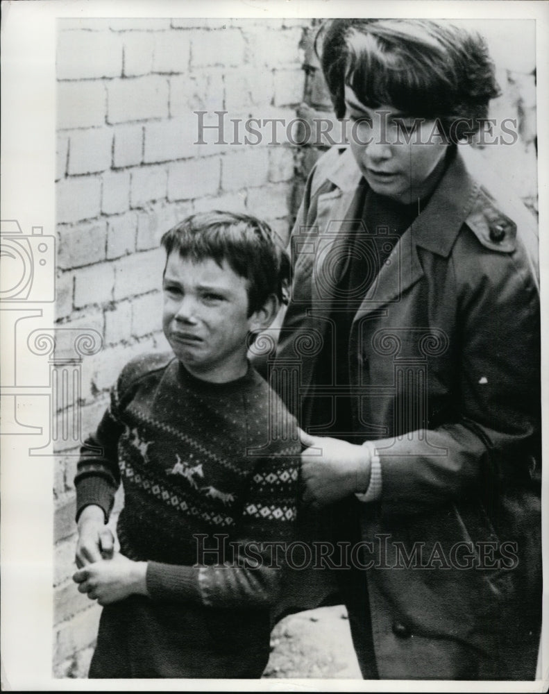 Load image into Gallery viewer, 1968 Press Photo Boy Kevin James w Police After 17 Days Hostage, England
