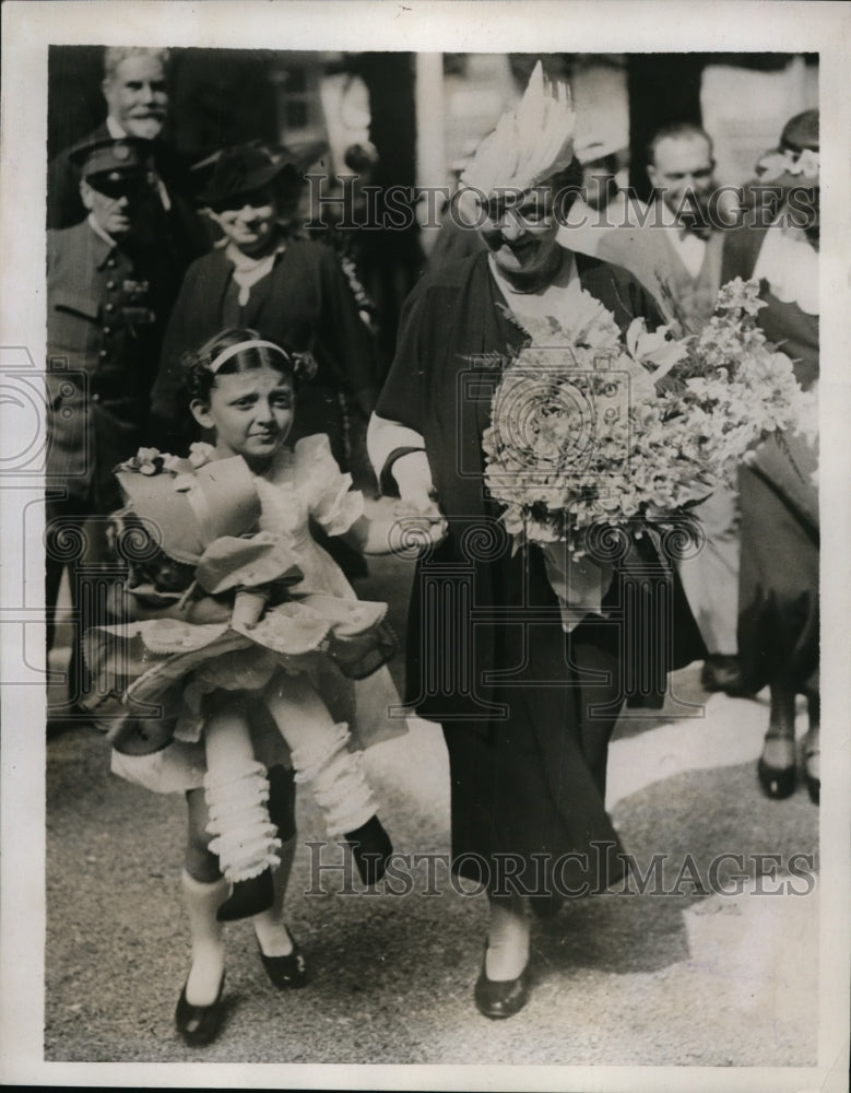 Load image into Gallery viewer, 1937 Press Photo Annie Fresse Linard &amp; Grandmother at Paris Exposition
