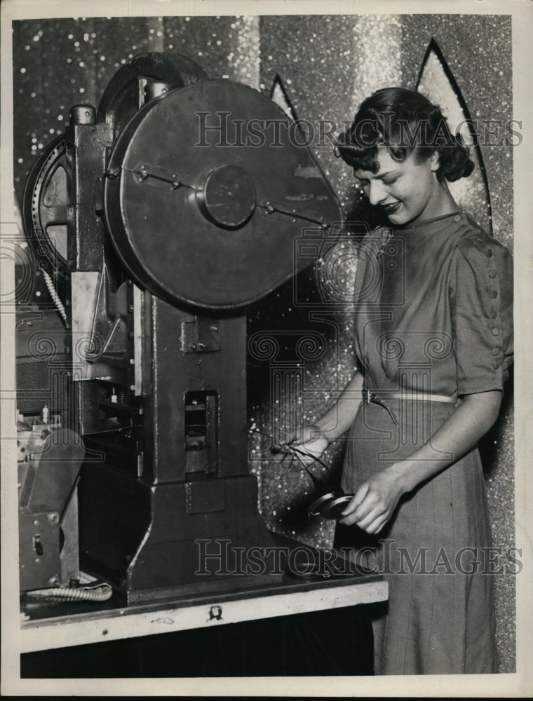 Load image into Gallery viewer, 1937 Press Photo Ruth Cada with a miniature steel tomb - nef48085
