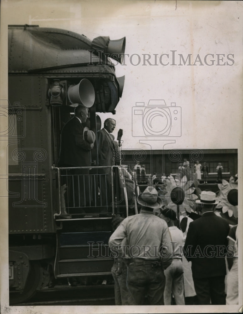 Load image into Gallery viewer, 1936 Press Photo Gov.Alfred Landon speaking from train platform - nef48119
