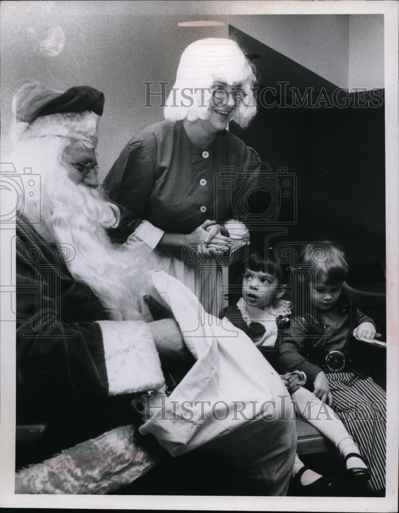 1970 Press Photo Mr and Mrs Santa Claus with children Carla and Chris Beck