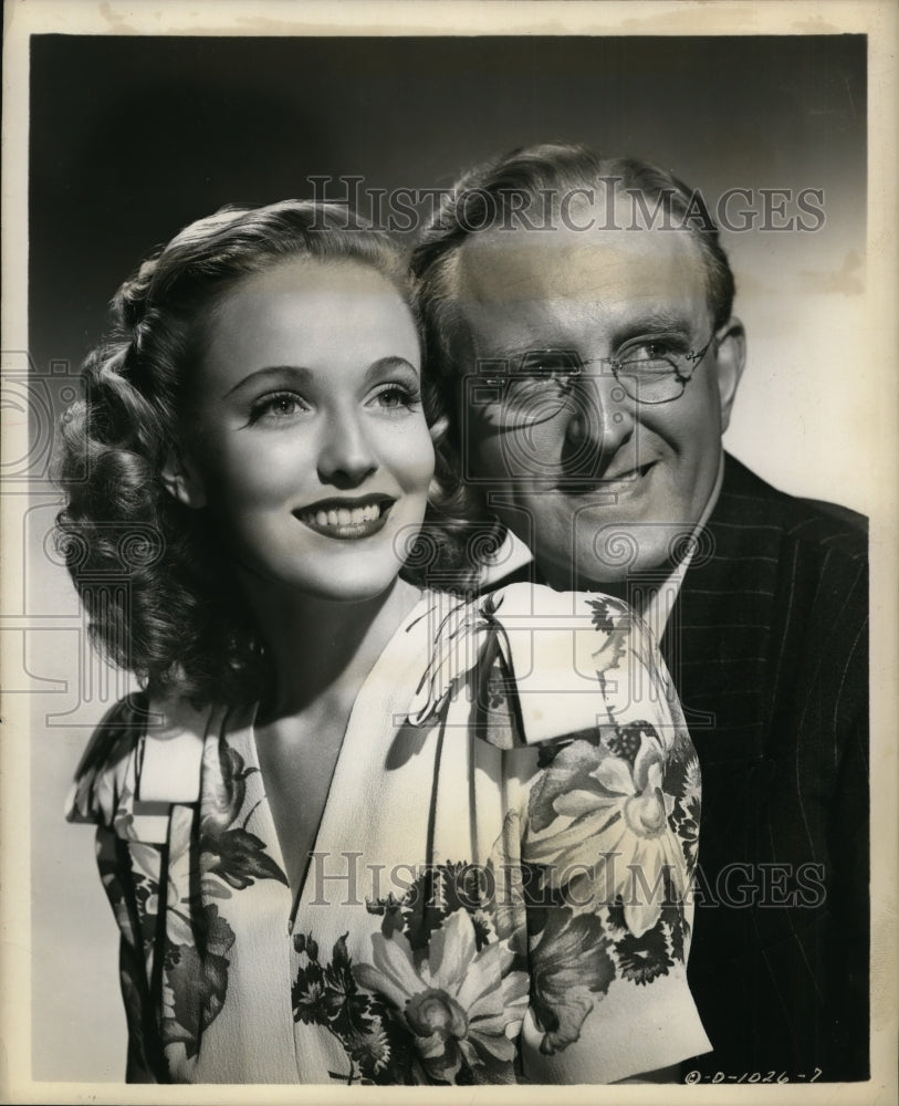 1944 Press Photo Kay Kyser and wife Singer Georgia Carroll heard in NBC