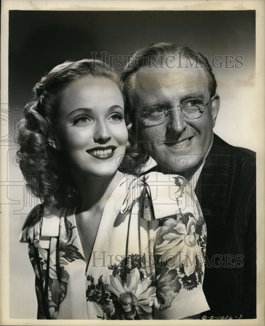 1944 Press Photo Kay Kyser and wife Singer Georgia Carroll heard in NBC