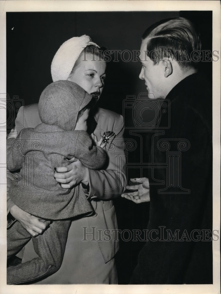 1945 Press Photo Dorothy Nolfanus Begs Husband George for Custody of Son Michael