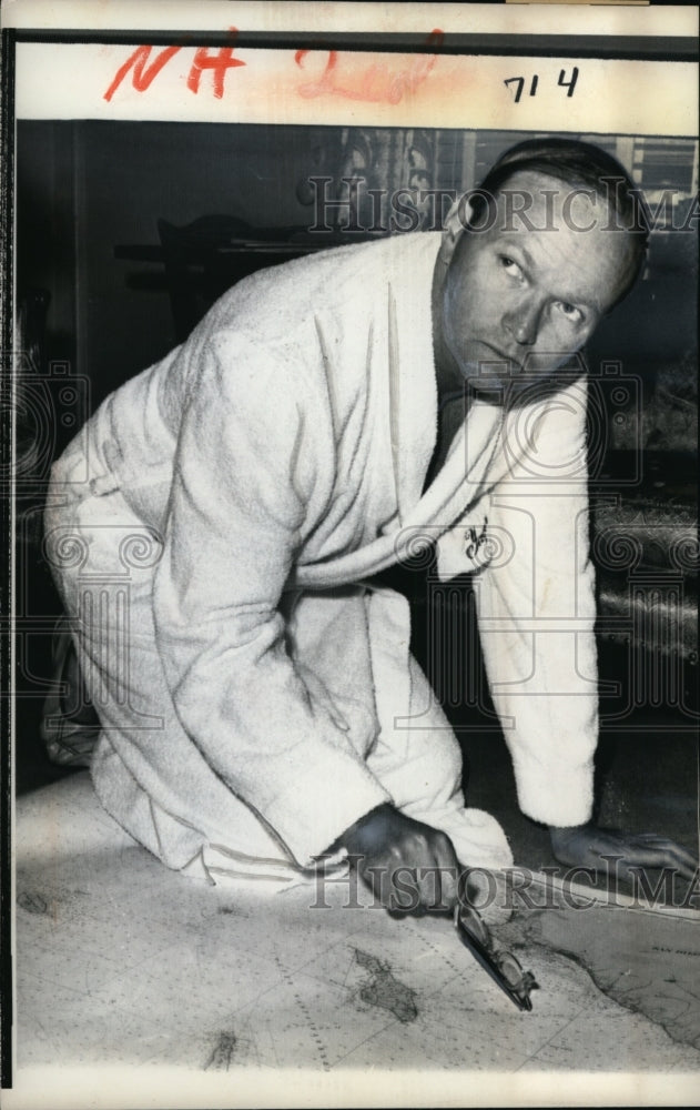 Load image into Gallery viewer, 1965 Press Photo Superior Judge Thomas Yager Points Out Spot on Channel Where
