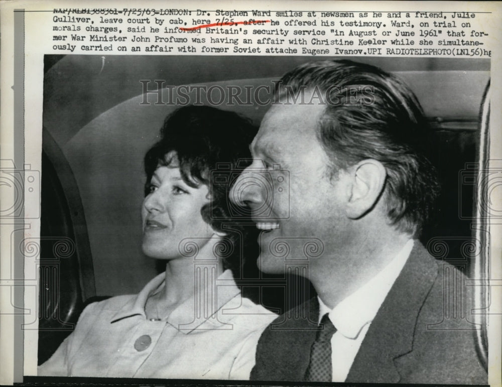 1963 Press Photo Dr. Stephen Ward, Julie Gulliver Leaving Court in London