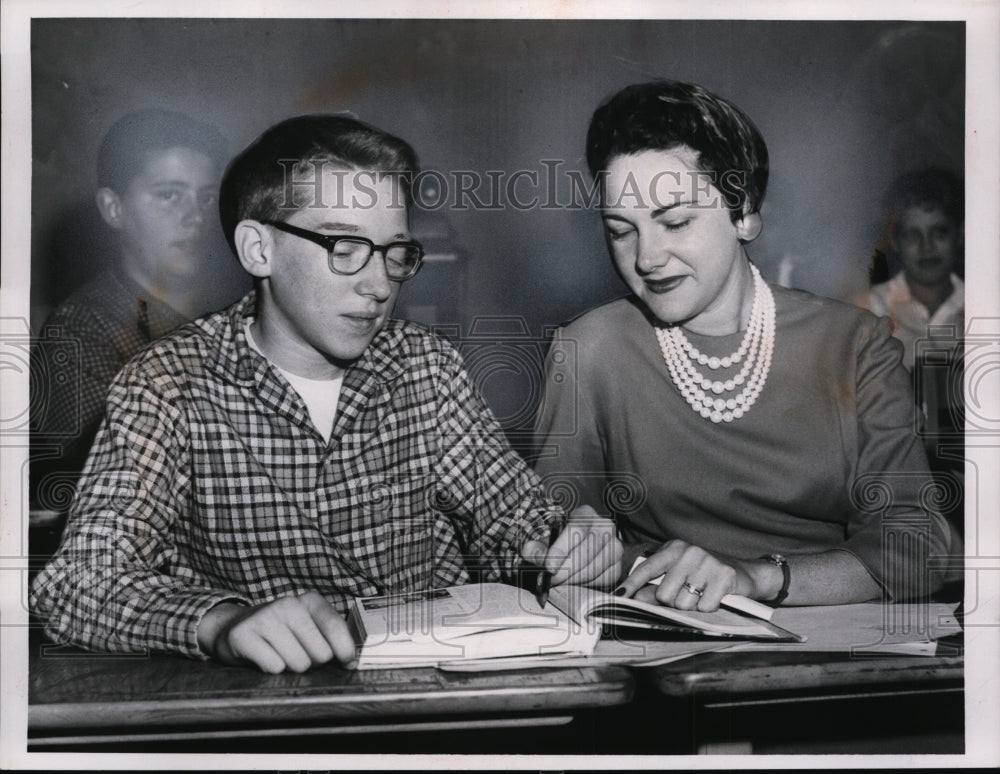 1959 Press Photo Lesile Jarus, Mrs. Charles H. Hesseman at Parma Jr. High School