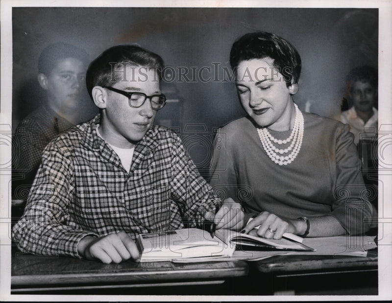 Load image into Gallery viewer, 1959 Press Photo Lesile Jarus, Mrs. Charles H. Hesseman at Parma Jr. High School
