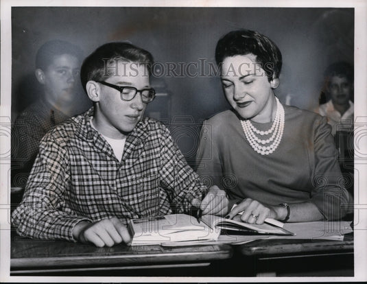 1959 Press Photo Lesile Jarus, Mrs. Charles H. Hesseman at Parma Jr. High School