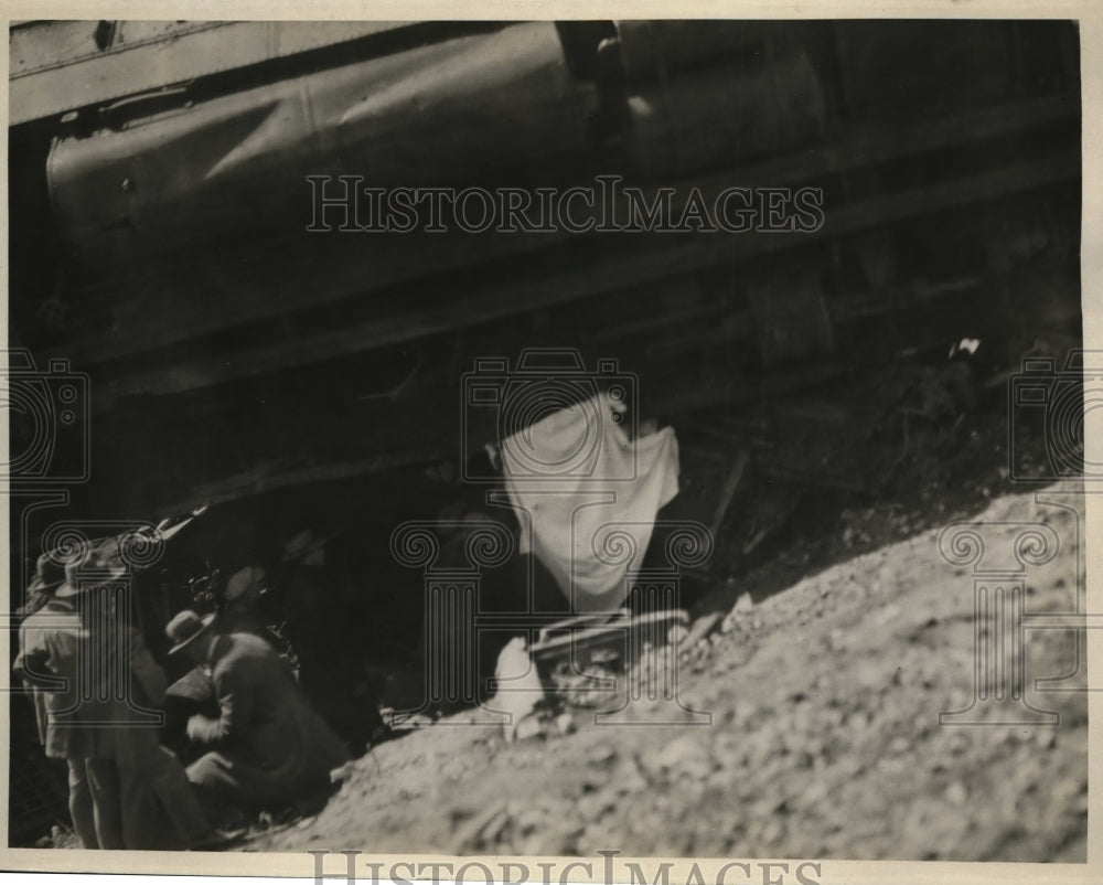 1925 Press Photo EC Doss Dies Thrown Out of Window Crushed by Cars - nef48351