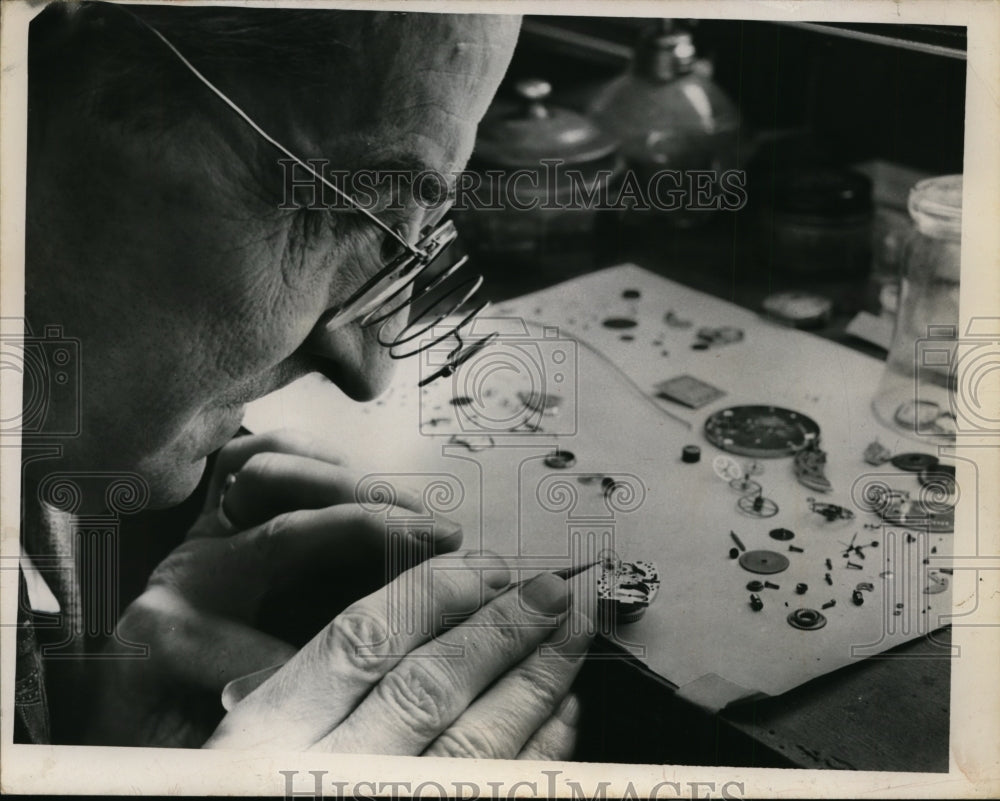 1950 Press Photo Frank McKirnan assemble the parts of Watch - nef48366