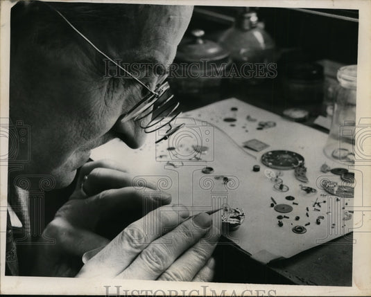 1950 Press Photo Frank McKirnan assemble the parts of Watch - nef48366