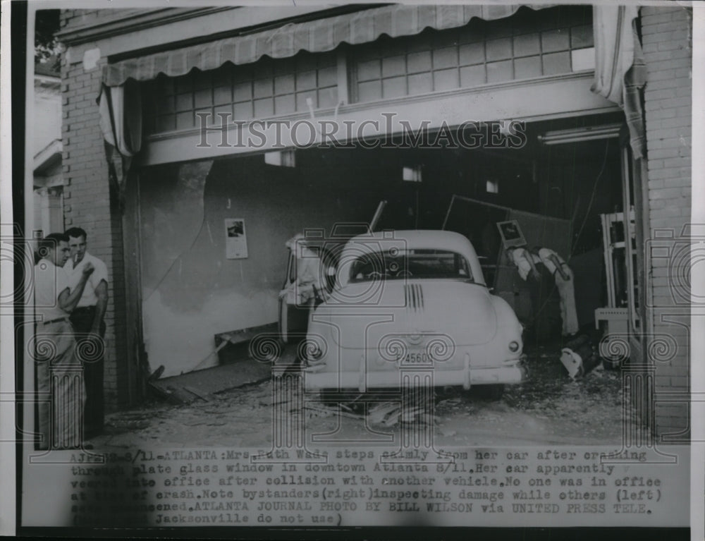 1954 Press Photo Auto crash at the glass window in downtown Atlanta - nef48380