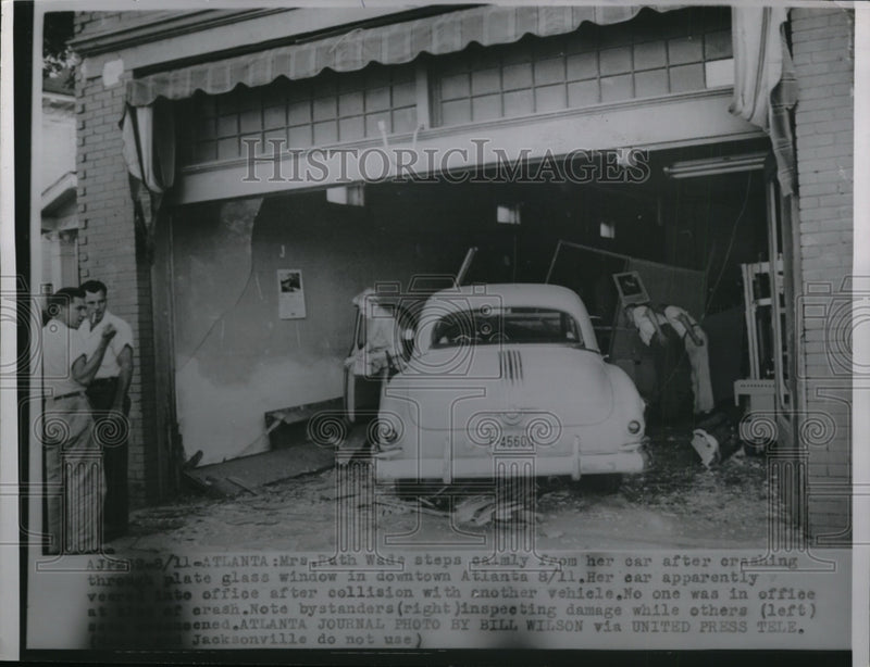 Load image into Gallery viewer, 1954 Press Photo Auto crash at the glass window in downtown Atlanta - nef48380
