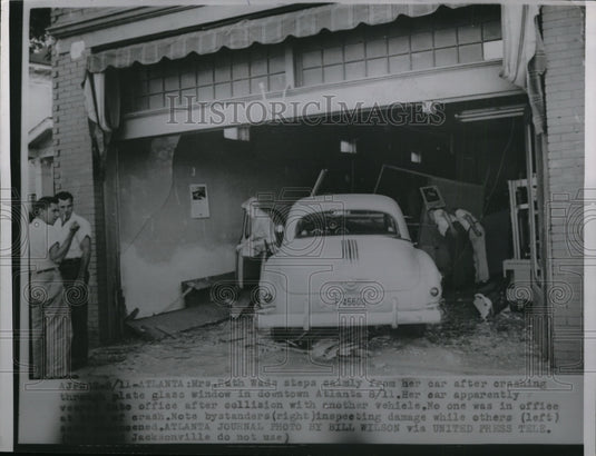 1954 Press Photo Auto crash at the glass window in downtown Atlanta - nef48380