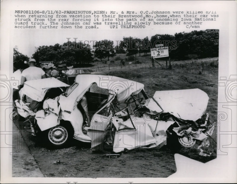 Load image into Gallery viewer, 1962 Press Photo Car Wreck Killed O.C. Johnson &amp; Wife, in Farmington, Minnesota
