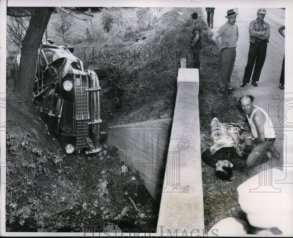 1954 Press Photo Car Wreck of Oliver Miller, Unconscious in Chicago - nef48406