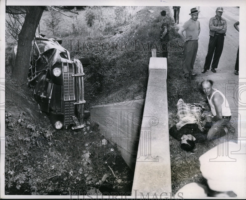 Load image into Gallery viewer, 1954 Press Photo Car Wreck of Oliver Miller, Unconscious in Chicago - nef48406
