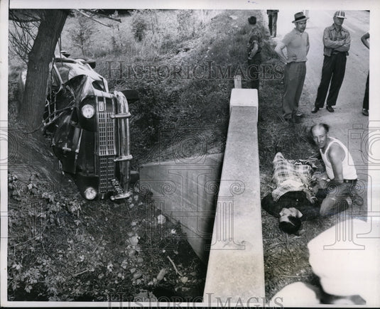 1954 Press Photo Car Wreck of Oliver Miller, Unconscious in Chicago - nef48406