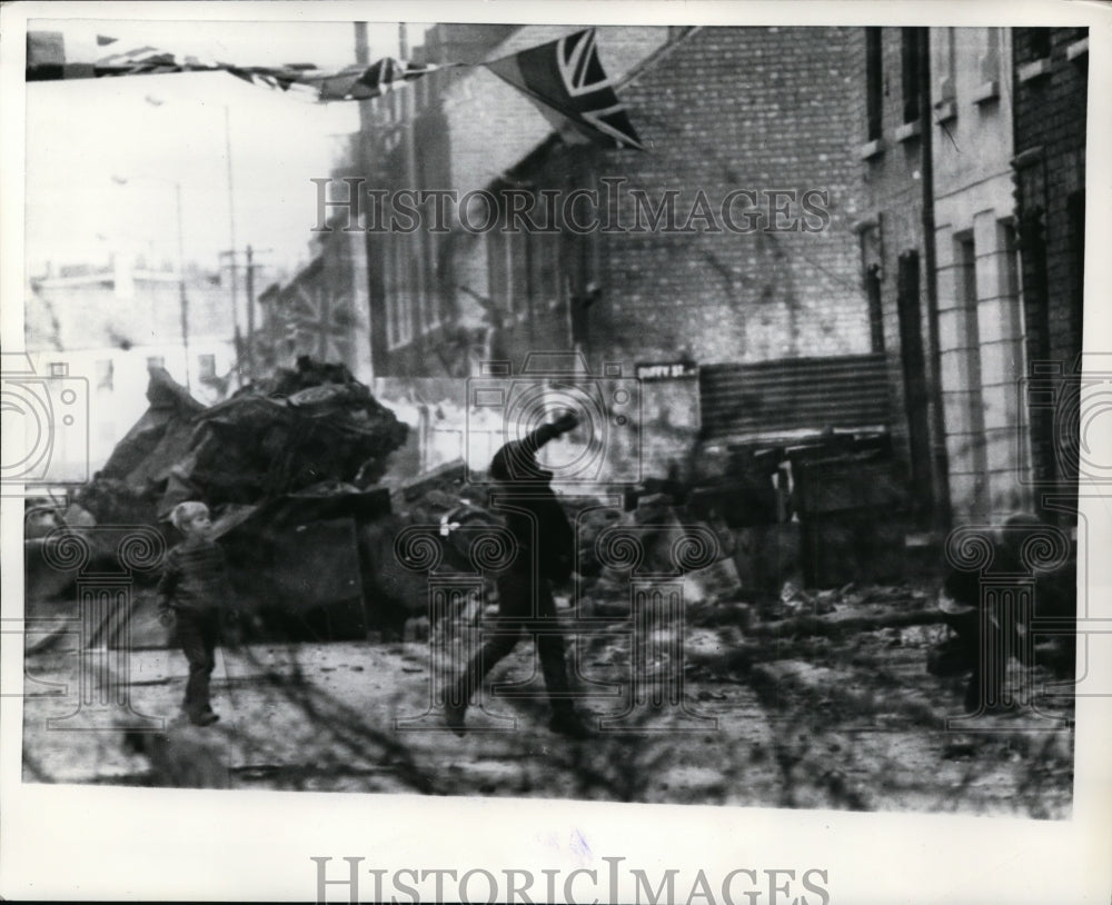 1969 Press Photo Protestant Children in front of Protestant Barricade in Dover