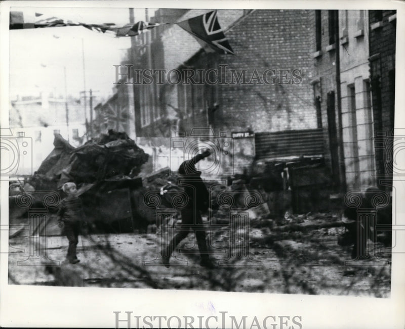 Load image into Gallery viewer, 1969 Press Photo Protestant Children in front of Protestant Barricade in Dover
