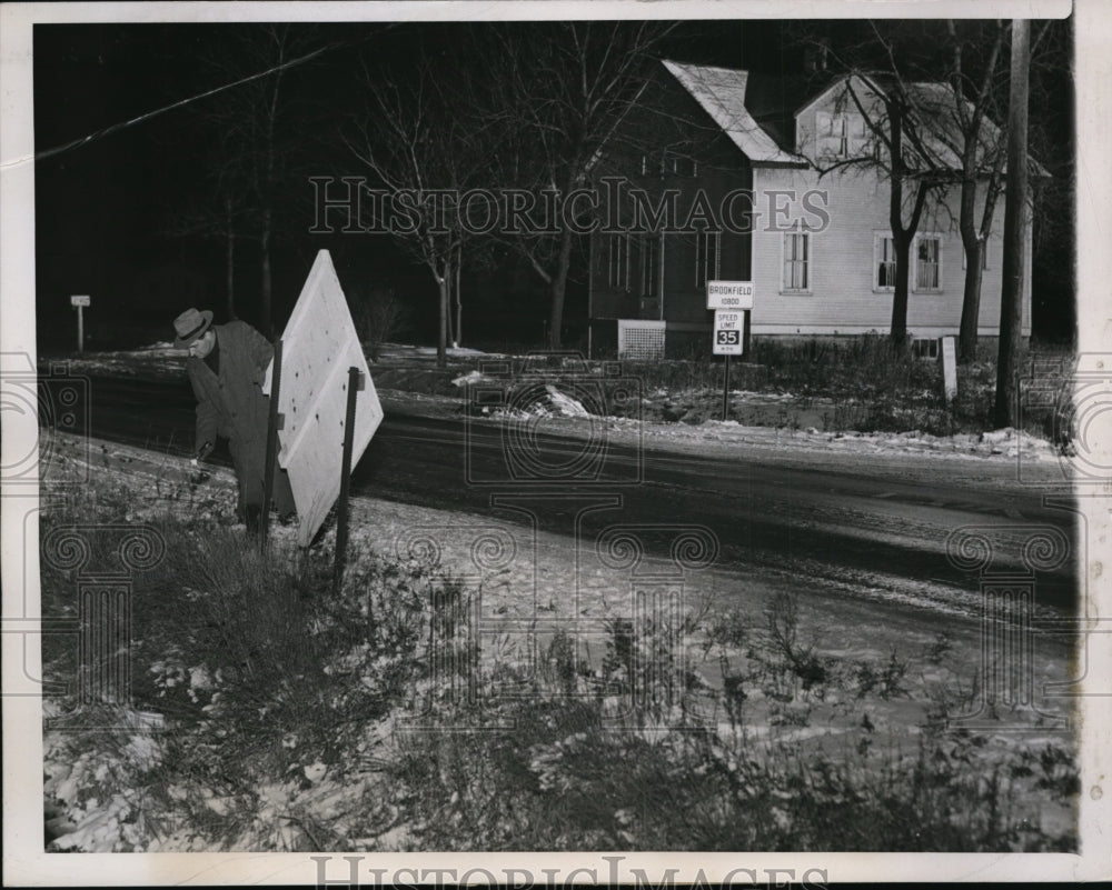 1947 Press Photo Policemen Examine Where 3 Killers Dumped 2 Wounded Men