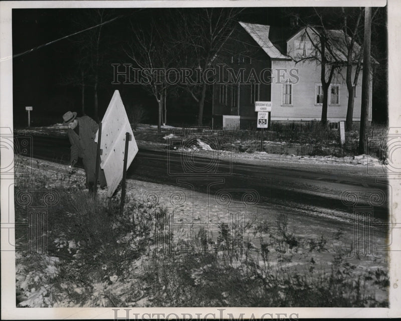 Load image into Gallery viewer, 1947 Press Photo Policemen Examine Where 3 Killers Dumped 2 Wounded Men
