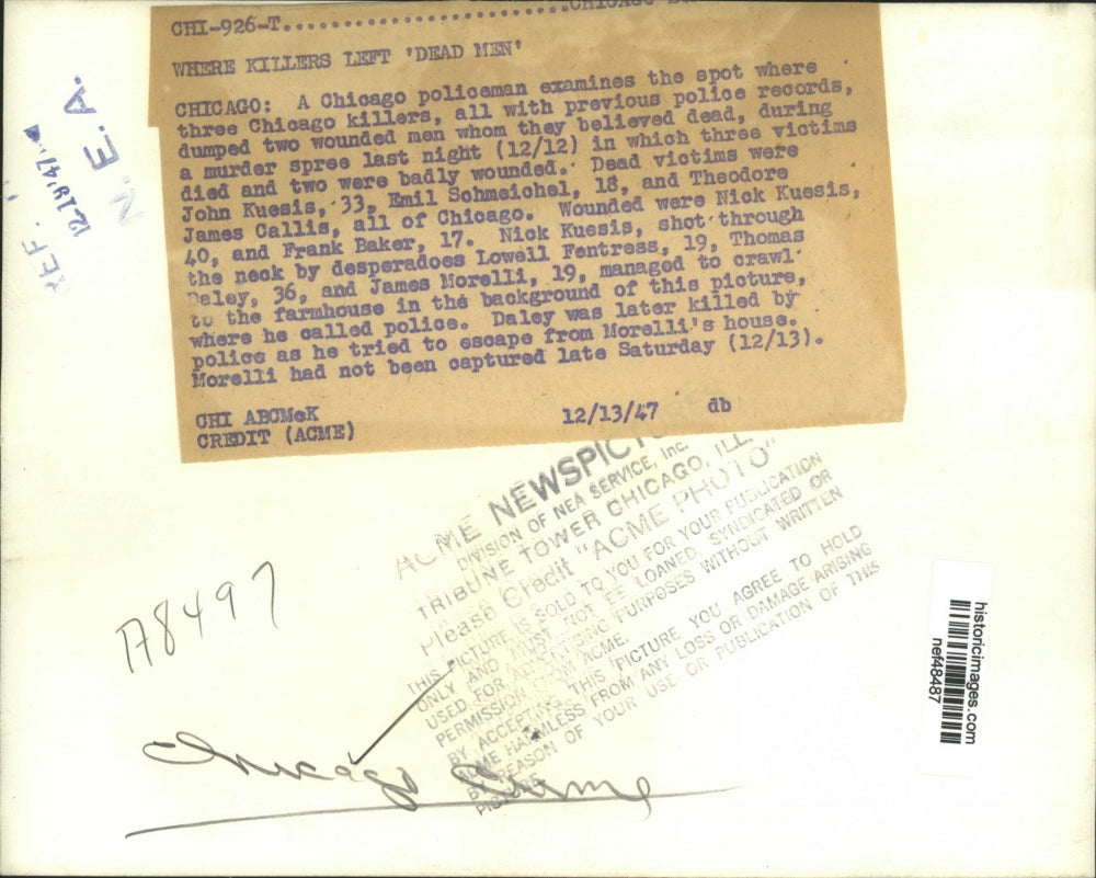 1947 Press Photo Policemen Examine Where 3 Killers Dumped 2 Wounded Men