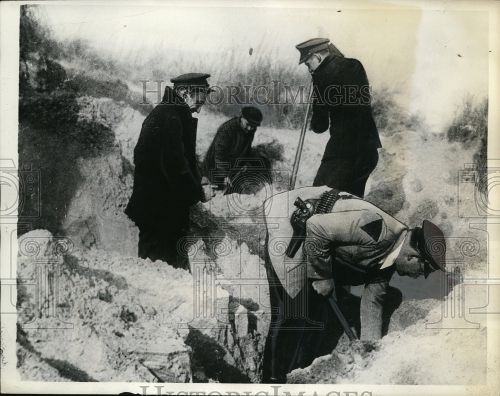 1936 Press Photo Victim's Body Dug up By Man Accused of Slaying Joseph Gimubgos