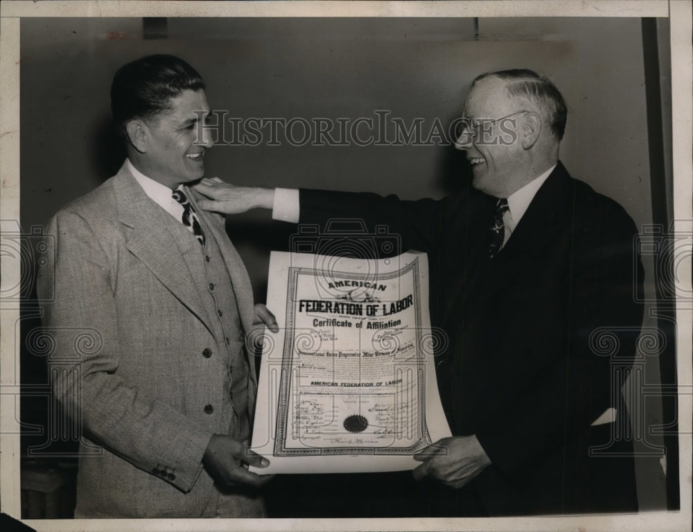 1938 Press Photo Pres Joe Ozauic & William Green Displaying Federation of Labor