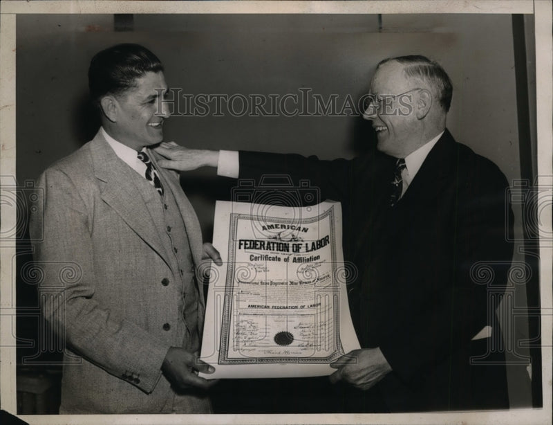 Load image into Gallery viewer, 1938 Press Photo Pres Joe Ozauic &amp; William Green Displaying Federation of Labor
